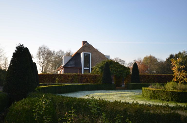 drijvers-oisterwijk-nieuwbouw-exterieur-riet-hout-bakstenen-gevel-grote-pui-ramen-dakkapel-hout-kozijn (7)