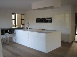 Wordt erger verjaardag Sluipmoordenaar drijvers-oisterwijk-nieuwbouw-keuken-eiland-hoogglans-wit -koof-apparatenkast-villa-gemert-interieur-modern-strak-wit-belijning-hout  (7) - Architectenbureau Drijvers Oisterwijk B.V.