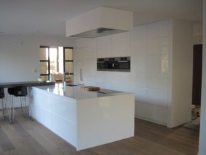 Samenwerken met Ga naar het circuit Manga drijvers-oisterwijk-nieuwbouw-keuken-eiland-koof-apparatenkast-hoogglans-wit -villa-gemert-interieur-modern-strak-wit-belijning-hout (8) -  Architectenbureau Drijvers Oisterwijk B.V.