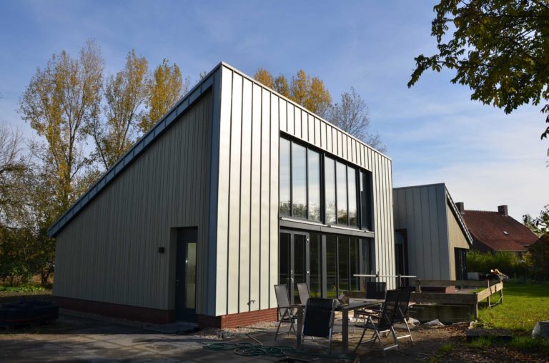 drijvers-oisterwijk-nieuwbouw-exterieur-zink-gevel-dak-strak-modern-bakstenen-deur-raam-pui (15)