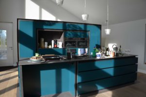 drijvers-oisterwijk-nieuwbouw-pui-interieur-keuken-eiland-greeplijst-zwarrt-donker-grijs-blauw-hout-fronten-gietvloer (3)