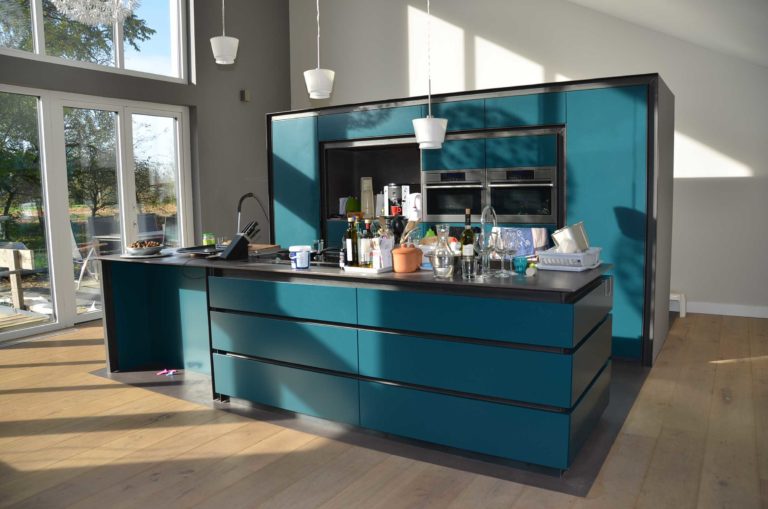 drijvers-oisterwijk-nieuwbouw-pui-interieur-keuken-eiland-greeplijst-zwarrt-donker-grijs-blauw-hout-fronten-gietvloer (5)