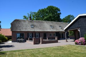 drijvers-oisterwijk-exterieur-boerderij-nieuwbouw-bakstenen-riet-dak-houten-gevel-spant-pannendak-restauratie-traditioneel-landelijk (1)