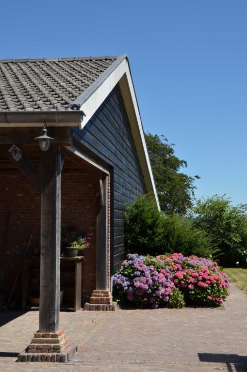 drijvers-oisterwijk-exterieur-boerderij-nieuwbouw-bakstenen-riet-dak-houten-gevel-spant-pannendak-restauratie-traditioneel-landelijk (10)