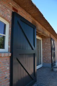 drijvers-oisterwijk-exterieur-boerderij-nieuwbouw-bakstenen-riet-dak-houten-gevel-spant-pannendak-restauratie-traditioneel-landelijk (14)