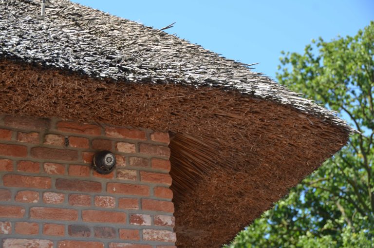 drijvers-oisterwijk-exterieur-boerderij-nieuwbouw-bakstenen-riet-dak-houten-gevel-spant-pannendak-restauratie-traditioneel-landelijk (16)