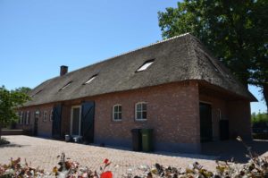drijvers-oisterwijk-exterieur-boerderij-nieuwbouw-bakstenen-riet-dak-houten-gevel-spant-pannendak-restauratie-traditioneel-landelijk (17)