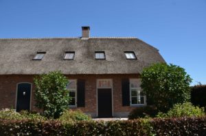 drijvers-oisterwijk-exterieur-boerderij-nieuwbouw-bakstenen-riet-dak-houten-gevel-spant-pannendak-restauratie-traditioneel-landelijk (20)