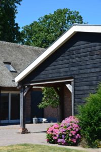 drijvers-oisterwijk-exterieur-boerderij-nieuwbouw-bakstenen-riet-dak-houten-gevel-spant-pannendak-restauratie-traditioneel-landelijk (3)