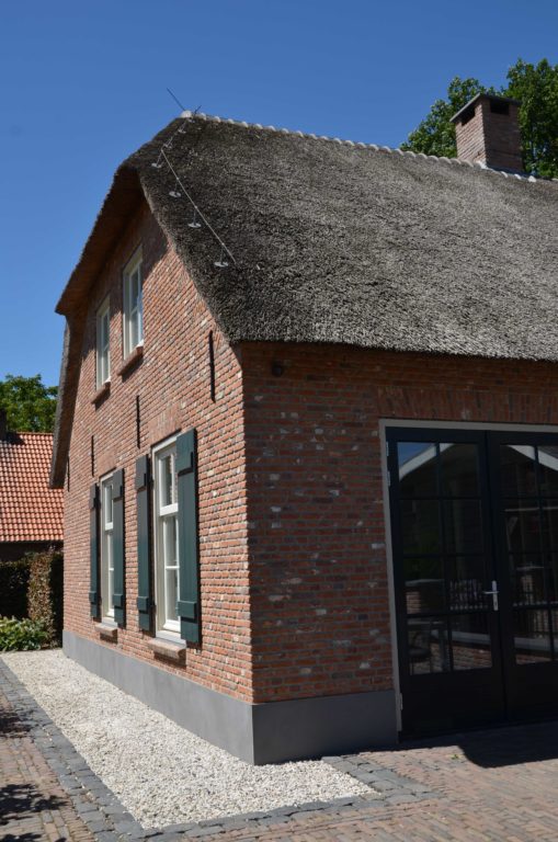 drijvers-oisterwijk-exterieur-boerderij-nieuwbouw-bakstenen-riet-dak-houten-gevel-spant-pannendak-restauratie-traditioneel-landelijk (4)