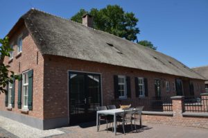drijvers-oisterwijk-exterieur-boerderij-nieuwbouw-bakstenen-riet-dak-houten-gevel-spant-pannendak-restauratie-traditioneel-landelijk (5)