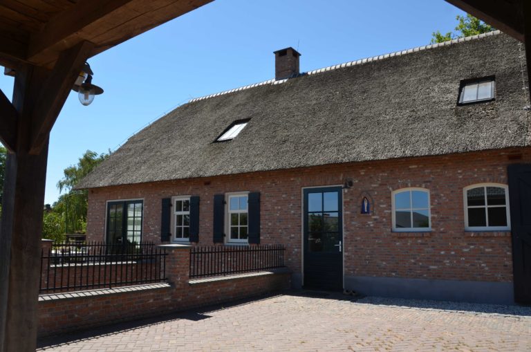 drijvers-oisterwijk-exterieur-boerderij-nieuwbouw-bakstenen-riet-dak-houten-gevel-spant-pannendak-restauratie-traditioneel-landelijk (9)