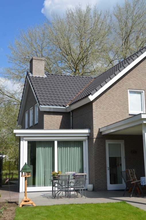 drijvers-oisterwijk-nieuwbouw-exterieur-bakstenen-pannendak-ramen-deuren-carport-schoorsteen-serre (2)