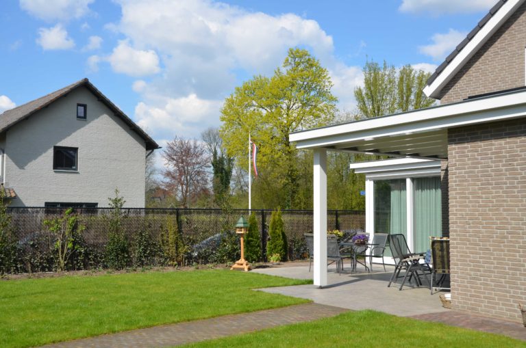 drijvers-oisterwijk-nieuwbouw-exterieur-bakstenen-pannendak-ramen-deuren-carport-schoorsteen-serre (3)