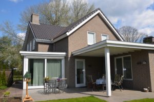 drijvers-oisterwijk-nieuwbouw-exterieur-bakstenen-pannendak-ramen-deuren-carport-schoorsteen-serre (5)