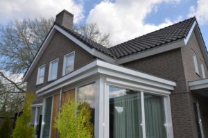drijvers-oisterwijk-nieuwbouw-exterieur-bakstenen-pannendak-ramen-deuren-carport-schoorsteen-serre (6)