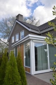 drijvers-oisterwijk-nieuwbouw-exterieur-bakstenen-pannendak-ramen-deuren-carport-schoorsteen-serre (7)