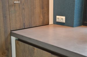 drijvers-oisterwijk-boerderij-keuken-aanrecht-blad-kastenwand-wcd-behang-villa-modern-landelijk-hout-interieur-nieuwbouw-licht (16)-min