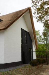 drijvers-oisterwijk-boerderij-villa-wit- geverfd-baksteen-riet-ramen-exterieur-nieuwbouw (7)-min