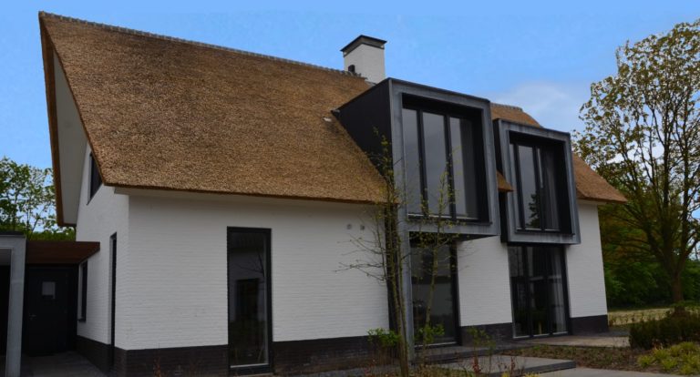 drijvers-oisterwijk-boerderij-villa-wit- geverfd-baksteen-riet-ramen-exterieur-nieuwbouw-blauwe-lucht (2)-min