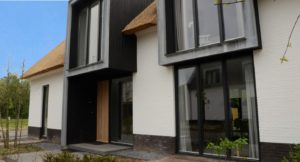 drijvers-oisterwijk-boerderij-villa-wit- geverfd-baksteen-riet-ramen-exterieur-nieuwbouw-blauwe-lucht (4)-min