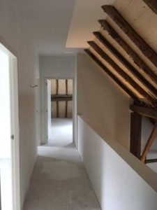 drijvers-oisterwijk-interieur-houten-spant-schoon-metselwerk-gietvloer-wit-stucwerk-verlichting-lichtplan-boerderij-landelijk-modern (10)