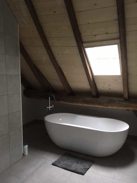 drijvers-oisterwijk-interieur-bad-houten-spant-schoon-metselwerk-gietvloer-wit-stucwerk-verlichting-lichtplan-boerderij-landelijk-modern (11)