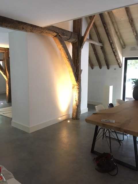 drijvers-oisterwijk-interieur-houten-spant-schoon-metselwerk-gietvloer-wit-stucwerk-verlichting-lichtplan-boerderij-landelijk-modern (12)