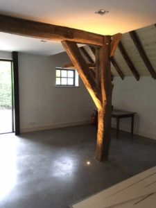 drijvers-oisterwijk-interieur-houten-spant-schoon-metselwerk-gietvloer-wit-stucwerk-verlichting-lichtplan-boerderij-landelijk-modern (13)