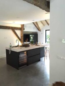 drijvers-oisterwijk-interieur-houten-spant-schoon-metselwerk-gietvloer-wit-stucwerk-verlichting-lichtplan-boerderij-landelijk-modern (14)