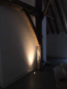 drijvers-oisterwijk-interieur-houten-spant-schoon-metselwerk-gietvloer-wit-stucwerk-verlichting-lichtplan-boerderij-landelijk-modern (7)