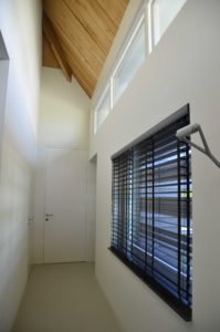 drijvers-oisterwijk-villa-boerderij-contrast-interieur-nieuwbouw-strak-modern-hout-landelijk-staal-deur-bakstenen-metselwerk-ramen-lichtinval-verlichting-wit-zwart (1)