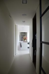 drijvers-oisterwijk-villa-boerderij-contrast-interieur-nieuwbouw-strak-modern-hout-landelijk-staal-deur-bakstenen-metselwerk-ramen-lichtinval-verlichting-wit-zwart (11)