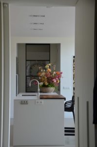 drijvers-oisterwijk-villa-boerderij-contrast-interieur-nieuwbouw-strak-modern-hout-landelijk-staal-deur-bakstenen-metselwerk-ramen-lichtinval-verlichting-wit-zwart (12)