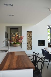 drijvers-oisterwijk-villa-boerderij-contrast-interieur-nieuwbouw-strak-modern-hout-landelijk-staal-deur-bakstenen-metselwerk-ramen-lichtinval-verlichting-wit-zwart (13)