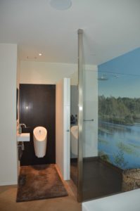 drijvers-oisterwijk-villa-boerderij-contrast-interieur-nieuwbouw-strak-modern-hout-landelijk-staal-deur-bakstenen-metselwerk-ramen-lichtinval-verlichting-wit-zwart (18)