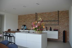 drijvers-oisterwijk-villa-boerderij-contrast-interieur-nieuwbouw-strak-modern-hout-landelijk-staal-deur-bakstenen-metselwerk-ramen-lichtinval-verlichting-wit-zwart (2)