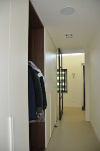 drijvers-oisterwijk-villa-boerderij-contrast-interieur-nieuwbouw-strak-modern-hout-landelijk-staal-deur-bakstenen-metselwerk-ramen-lichtinval-verlichting-wit-zwart (9)