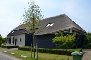 drijvers-oisterwijk-villa-boerderij-modern-landelijk-traditioneel-contrast-wit-stucwerk-bakstenen-hout-gevel-spanten-pui-riet-dakpannen (1)