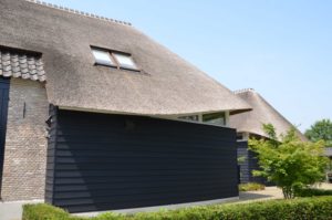 drijvers-oisterwijk-villa-boerderij-modern-landelijk-traditioneel-contrast-wit-stucwerk-bakstenen-hout-gevel-spanten-pui-riet-dakpannen (10)