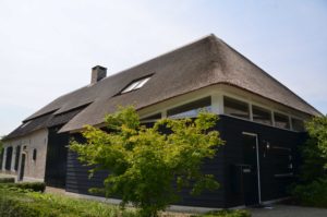 drijvers-oisterwijk-villa-boerderij-modern-landelijk-traditioneel-contrast-wit-stucwerk-bakstenen-hout-gevel-spanten-pui-riet-dakpannen (11)