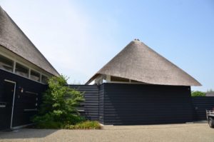 drijvers-oisterwijk-villa-boerderij-modern-landelijk-traditioneel-contrast-wit-stucwerk-bakstenen-hout-gevel-spanten-pui-riet-dakpannen (12)