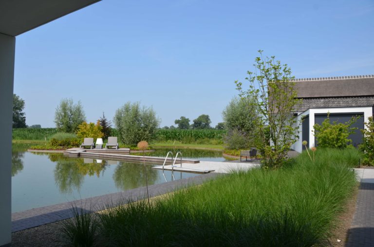 drijvers-oisterwijk-villa-boerderij-modern-landelijk-traditioneel-contrast-wit-stucwerk-bakstenen-hout-gevel-spanten-pui-riet-dakpannen (15)