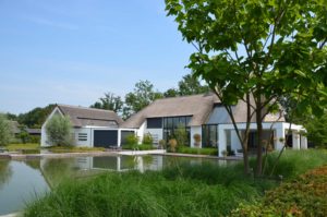drijvers-oisterwijk-villa-boerderij-modern-landelijk-traditioneel-contrast-wit-stucwerk-bakstenen-hout-gevel-spanten-pui-riet-dakpannen (16)