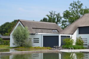 drijvers-oisterwijk-villa-boerderij-modern-landelijk-traditioneel-contrast-wit-stucwerk-bakstenen-hout-gevel-spanten-pui-riet-dakpannen (17)