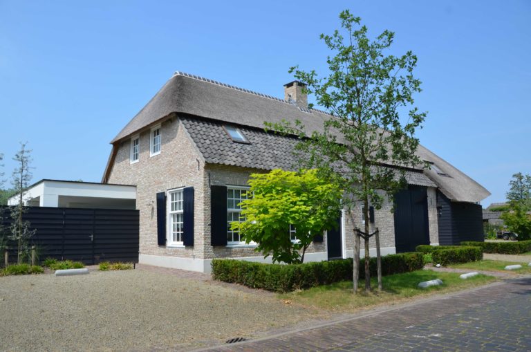 drijvers-oisterwijk-villa-boerderij-modern-landelijk-traditioneel-contrast-wit-stucwerk-bakstenen-hout-gevel-spanten-pui-riet-dakpannen (2)