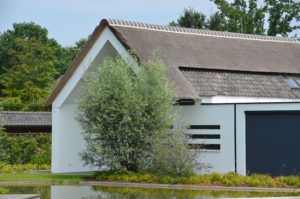 drijvers-oisterwijk-villa-boerderij-modern-landelijk-traditioneel-contrast-wit-stucwerk-bakstenen-hout-gevel-spanten-pui-riet-dakpannen (22)