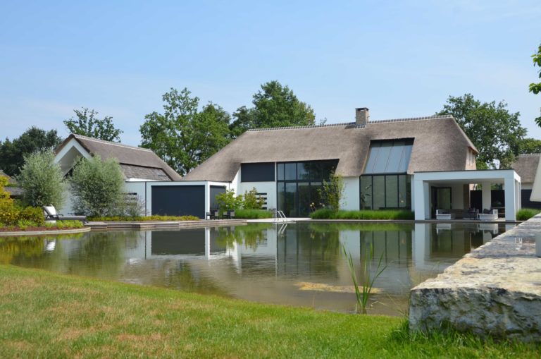 drijvers-oisterwijk-villa-boerderij-modern-landelijk-traditioneel-contrast-wit-stucwerk-bakstenen-hout-gevel-spanten-pui-riet-dakpannen (24)