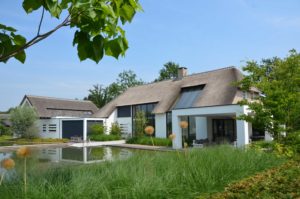 drijvers-oisterwijk-villa-boerderij-modern-landelijk-traditioneel-contrast-wit-stucwerk-bakstenen-hout-gevel-spanten-pui-riet-dakpannen (25)