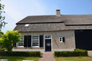 drijvers-oisterwijk-villa-boerderij-modern-landelijk-traditioneel-contrast-wit-stucwerk-bakstenen-hout-gevel-spanten-pui-riet-dakpannen (9)